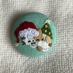 作品三毛サンタの手刺繍くるみブローチ