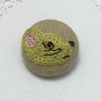 作品きつねさん 手刺繍ブローチ (くるみボタン18mm)