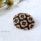 作品お花刺繍のオーバルブローチ．【ブラック×ブラウン】