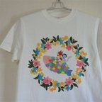 作品２匹の子ネコとお花のＴシャツ（ユニセックスサイズ）