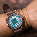 作品煌びやかな貝で花火を表現した腕時計(Janis Small/店頭在庫品)