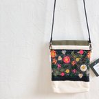 作品インド刺繡リボンと帆布のスマホポシェット　《sumaho pochette》