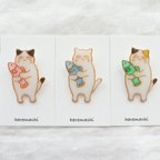 作品「ほめてください。」　猫　レジンブローチ　おさかな