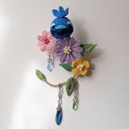 作品青い鳥とお花と雫のブローチ　つまみ細工　ちりめん　　オカメインコ　セキセイインコ　酉年　コスモス　マーガレット　flower　プレゼント