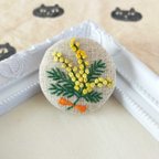 作品ミモザの手刺繍ブローチ