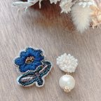 作品刺繍とビーズのお花ピアス\イヤリング＊コットンパール＊紺色白