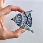 作品ブルーグレイの穏やかな花鳥　刺繍鳥ブローチ