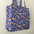 作品青い紅型風タイト・アンド・タイディ・トートバッグ; Ryukyu Bingata Design Tight ‘n’ Tidy Tote Bag; eco bag; エコバッグ; 松、花、青、赤黄色、波