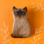 作品木彫のシャム猫さんブローチ