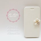 作品【iPhone全機種】ビジューが輝くお花のiPhoneケース（ホワイト）/アイフォンケース/アイホンケース