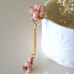 作品[14kgf] 桜・散る花びらのチャーム　　イヤーカフ　　フリーサイズ　　桃色・ピンク
