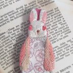 作品刺繍ブローチ 花柄チュニックを着たウサギ