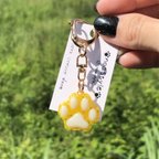 作品肉球 キーホルダー  イエロー 黄色 本物のかすみ草の花びら 犬 猫 ペット イメージカラー 推しカラー 受注生産