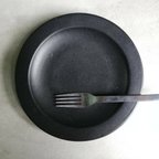 作品シンプルな黒色マットのお皿です。料理が映えます！