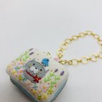 作品猫刺繍のチャーム付きスクエア型マカロンポーチ