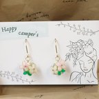 作品サージカルステンレス　ピアス　イヤリング　レジン　アクセサリー　揺れるピンクと白いお花　キューブ