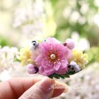 作品八重桜とたんぽぽとミツバチ　春のポニーフック　ピンク　つまみ細工