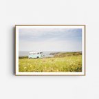 作品草原と海の風景に溶け込むレトロな旅 - VWバス アートプリントポスター 2L A5 A4 A3 B3 A2 B2 A1 サイズ インテリア アウトドア フォルクスワーゲン ワーゲンバス 車 乗り物