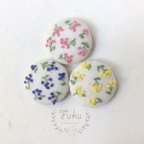 作品小花柄S　刺繍くるみボタン　ヘアゴムorブローチ〈大きさ：29mm〉