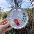 作品 [hoop] バラのチュール刺繍枠  壁掛けファブリックパネル