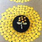 作品春の黄色フレンチナッツお花刺繍　ボタン　ブローチ　ヘアゴム