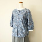 作品Monochrome flowers blouse ブルー Ｍ～Ｌサイズ