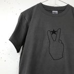 作品星をピースで挟んでみるＴシャツ・チャコールグレー