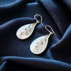 作品Mother of Pearl Drop with Leave 葉 銀線細工 水滴 ピアス 白蝶貝 パール貝 真珠貝