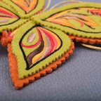 作品Retro style butterfly embroidered brooch charm pistachio x orange レトロ風な蝶々の刺繍ブローチチャーム　ピスタチオx オレンジジ