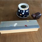 作品食卓に置く箸箱（波うさぎ文) 　カトラリーケース　小物入れ　蓋付き箸入れ　木製　片手で開けられる