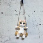 作品ブランコに乗るチャトラ猫