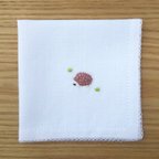 作品【ハリネズミ】 手刺繍のリネンハンカチ ＊幸せを呼ぶモチーフハンカチ＊