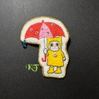 作品手刺繍ブローチ 雨降りネコさん(シロちゃん)