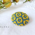 作品お花刺繍のオーバルブローチ．【ブルー×マスタード】