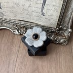 作品ぷっくり艶めくハートの花びらの刺繍ブローチ　クラシカルシルバー×ジェット　スワロフスキー