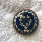 作品青い薔薇の花 刺繍木枠ブローチ