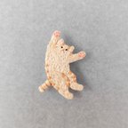 作品猫の刺繍ブローチ  バンザイ寝・茶トラ    Embroidery brooch  Cat