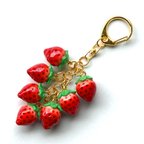 作品【リニューアル】摘みたてたわわいちごキーホルダー🍓(樹脂・赤いちご)