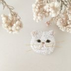 作品【受注生産】 (プチサイズ)ペチャ顔ネコ white flower 刺繍ブローチ