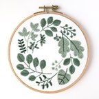 作品【受注制作】刺繍パネル　botanical　白×緑　直径16cm