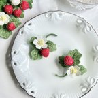 作品【受注】立体刺繍 いちご の 花ブローチ  strawberry