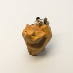 作品木彫り動物『見上げる微笑みネコ』ストラップ 001