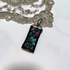 作品【キーホルダー・キーリング】インドリボン 花刺繍　スマホストラップ