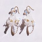 作品【大きなお花シリーズ✨】白くクリアな透明感を纏うお花のピアス♡【白 クリア 上品 花 大きめ 揺れる 】