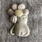 作品陶器　猫と花のブローチ