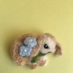 作品羊毛フェルト ウサギのブローチ 青い花