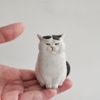 作品【一点もの】小さなおすわり猫さん　置物　（白黒ブチ猫さん）