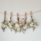 作品デュモザとかすみ草と貝細工のナチュラルホワイトドライフラワースワッグガーランド　花束ガーランド