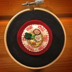 作品ラーメン刺繍ブローチ