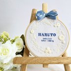 作品シンプルだから可愛い　- ̗̀  𝕎ℍ𝕀𝕋𝔼   ̖́- 【  お花の刺繍のバースボード⠀】刺繍命名書   名入れ刺繍  オーダー  出産祝い  誕生日  ハーフバースデー  ベビー